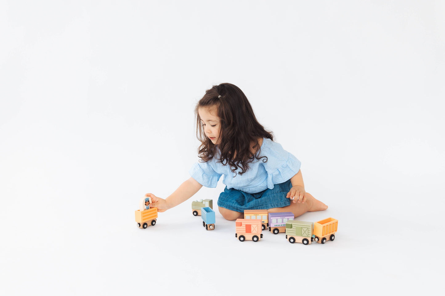 Wooden Train Montessori Play Set, 9-Piece Magnetic Trains