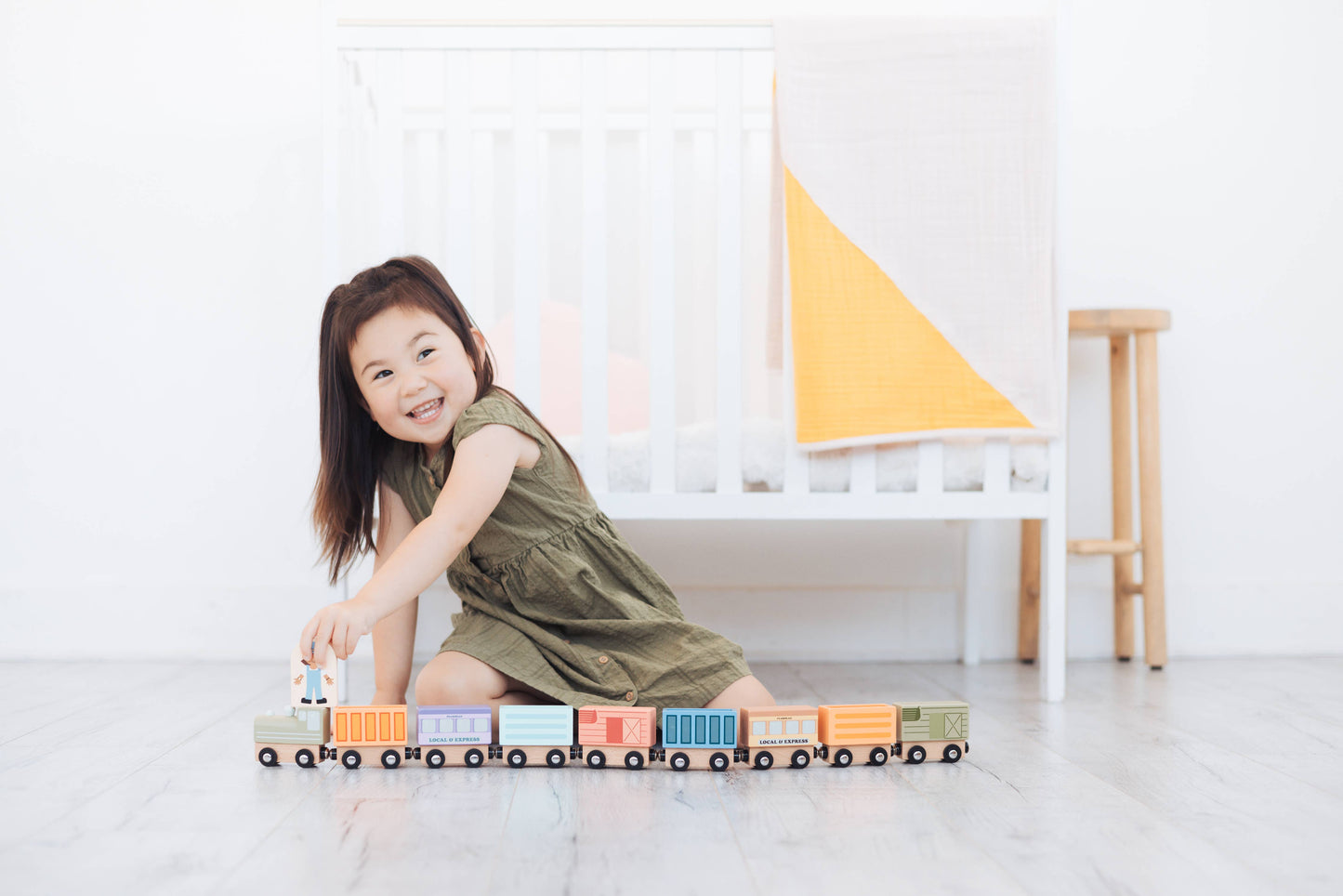 Wooden Train Montessori Play Set, 9-Piece Magnetic Trains